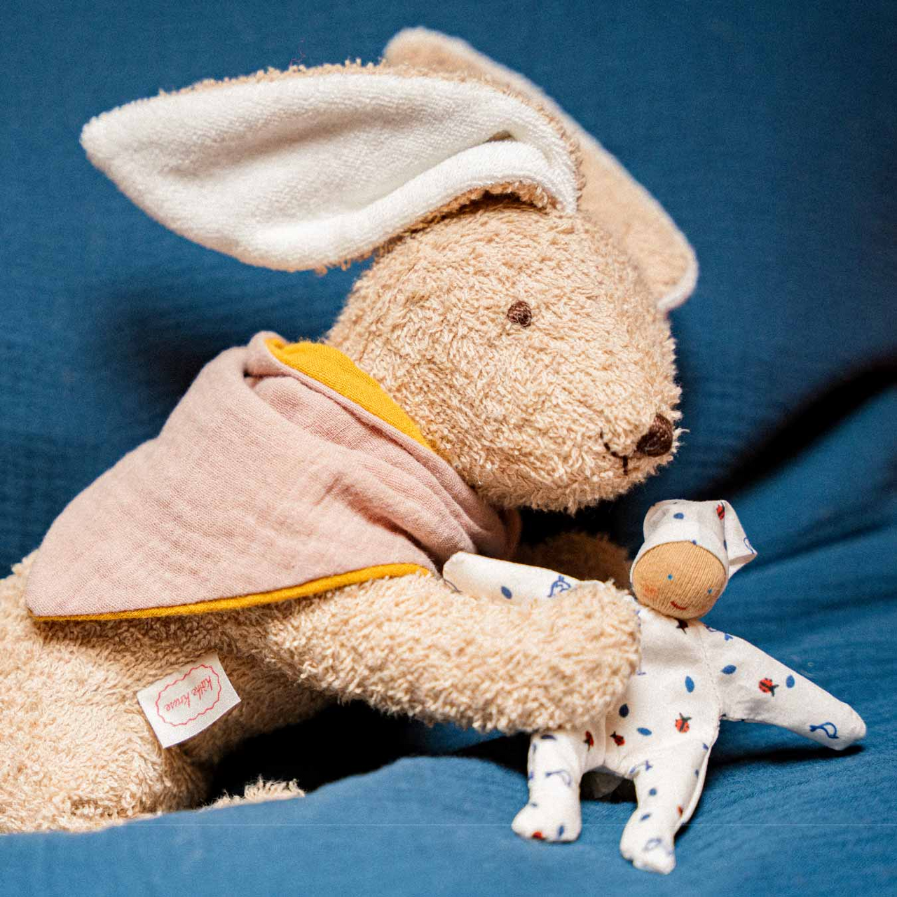 HOLLY HASE liegend HOLLY HASE liegend