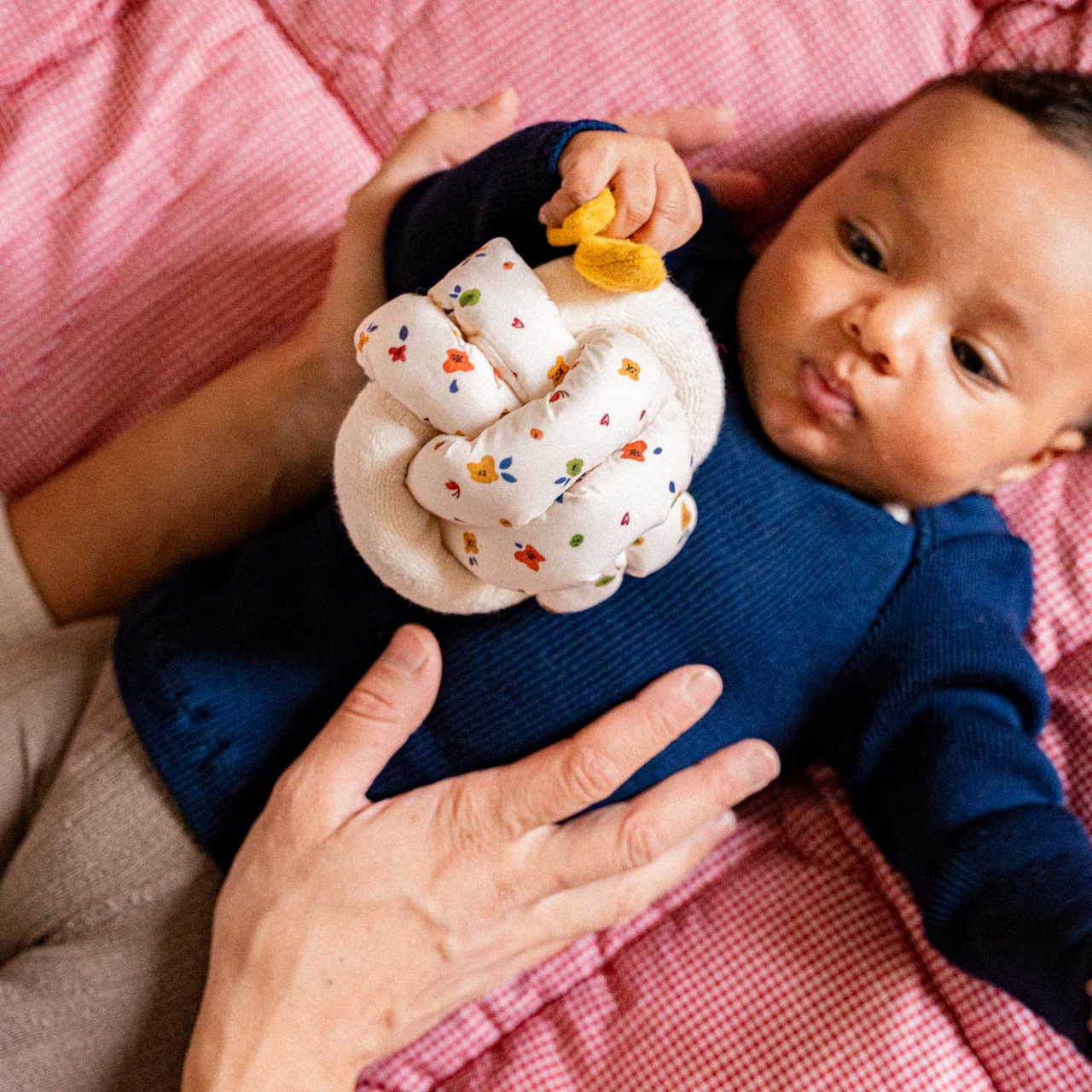 KNOT BALL mit Glocke ocker